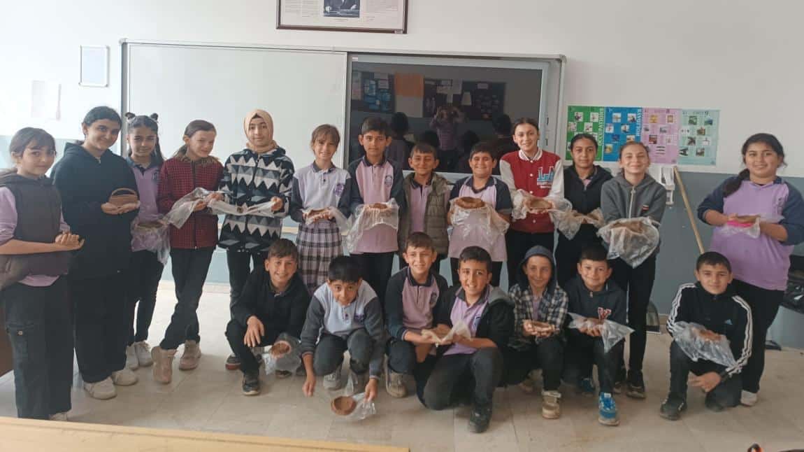 Çömlekçilik metnini işledikten sonra 5-A sınıfı ile kolları sıvadık.